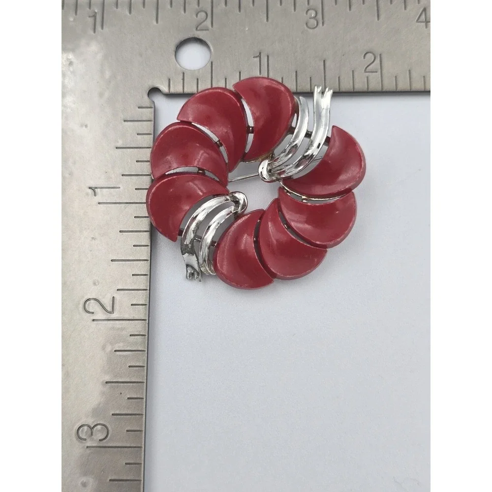 Vintage Lisner Red Thermoset Silver Tone Wreath Brooch Pin‎ Mid-Century Modern